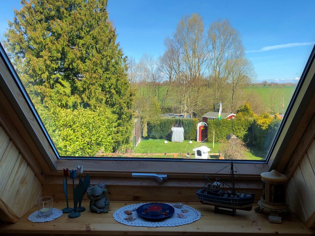 Blick aus dem Dachfenster in den Garten