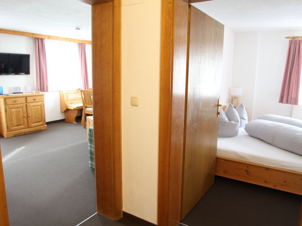 Blick auf Wohn- und Schlafzimmer