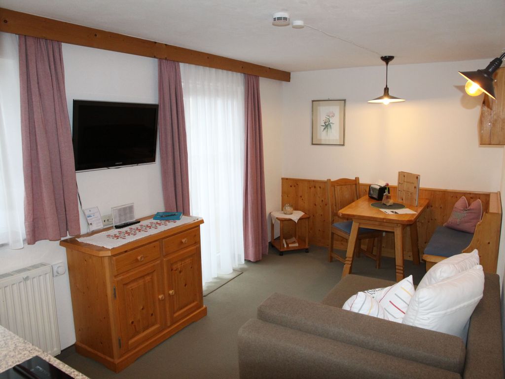 Eßtisch und Wohnzimmer