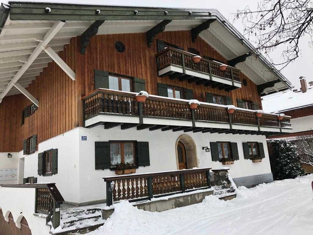 Hausansicht mit Schnee im Winter