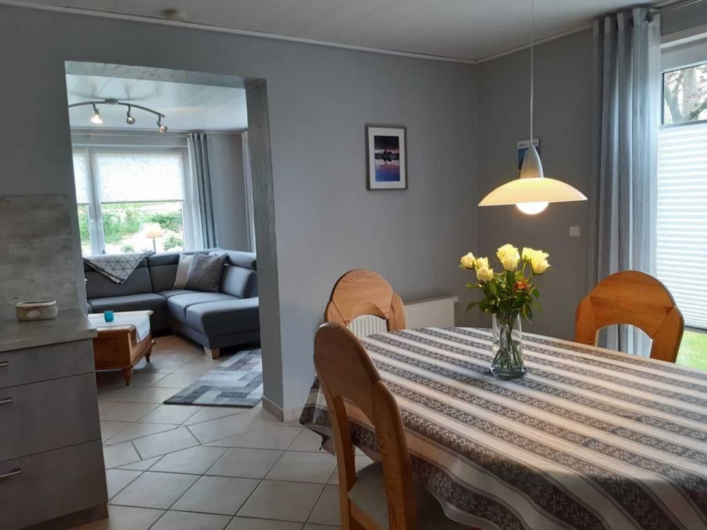 Essbereich mit Blick in den Wohnbereich