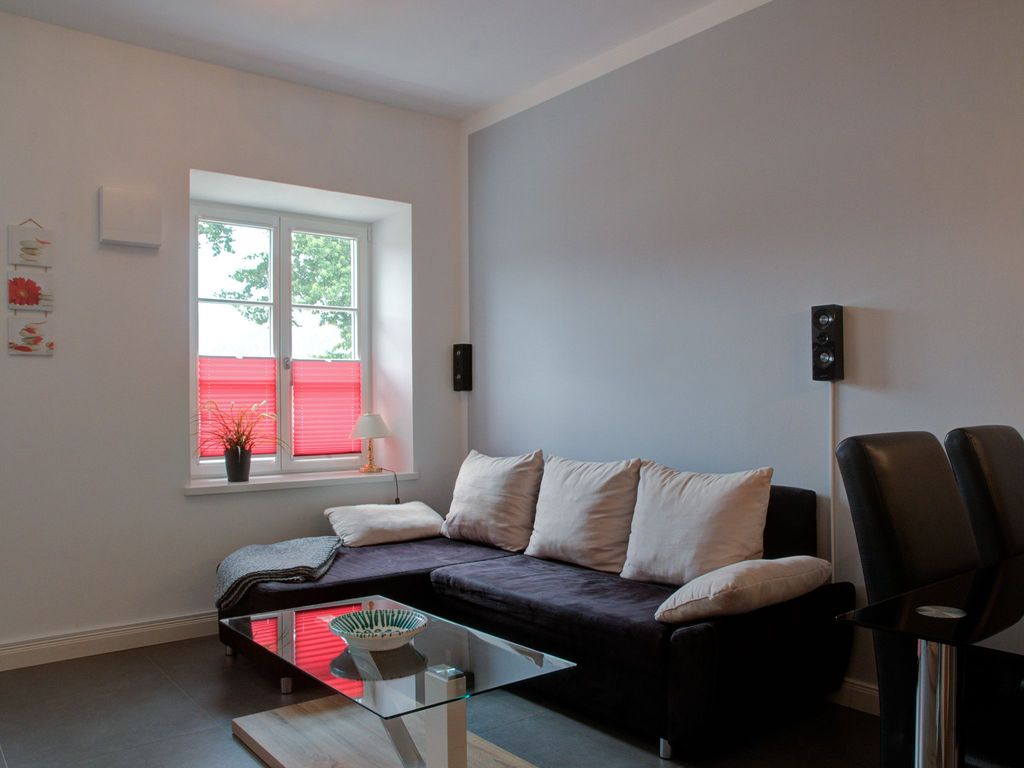 Ferienwohnung von Thiersch - Wohnbereich mit Sofa und Couchtisch