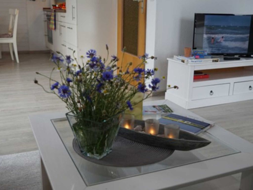 großzügiges, helles Wohnzimmer