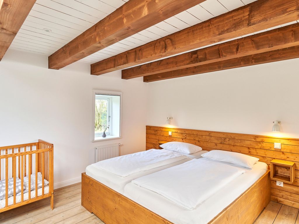 Schlafzimmer mit Doppelbett im Souterrain