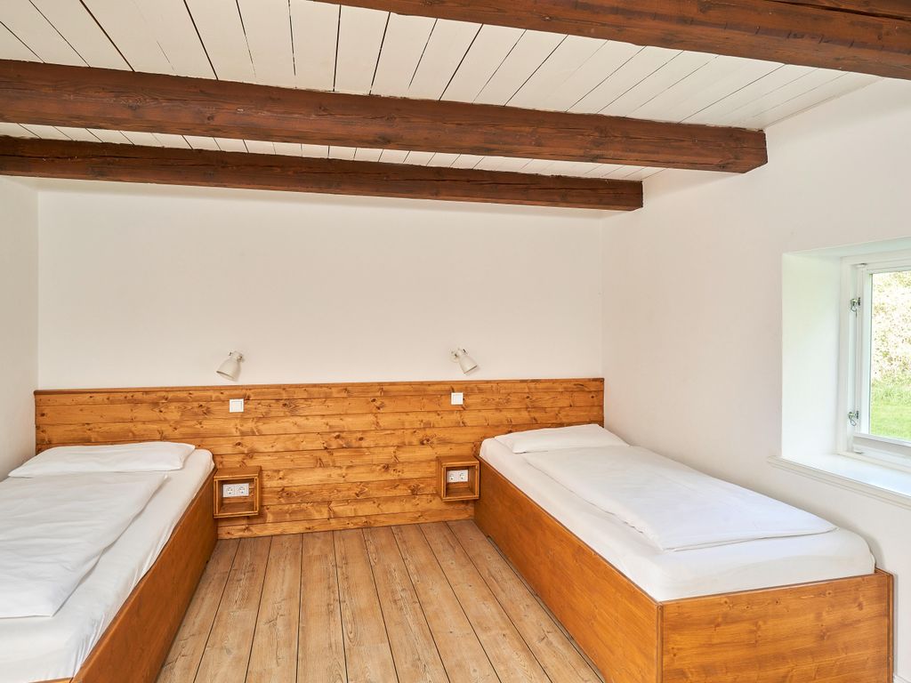Schlafzimmer mit Einzelzimmern im Souterrain