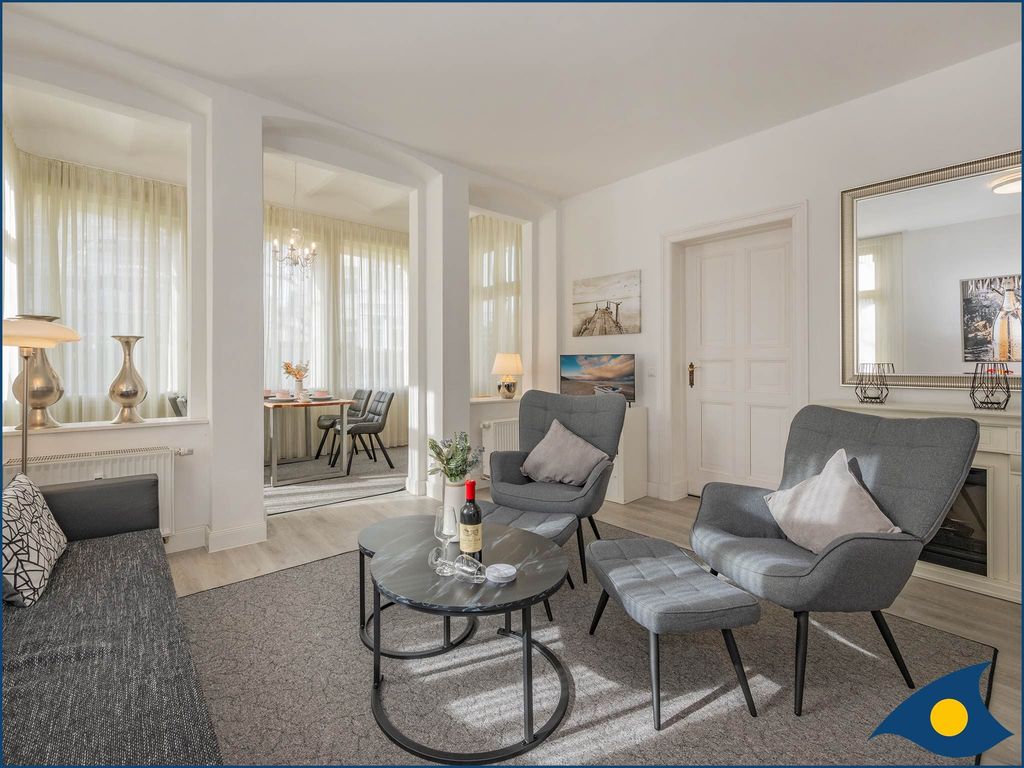 Wohnzimmer mit offener Küche und Zugang zur Terrasse