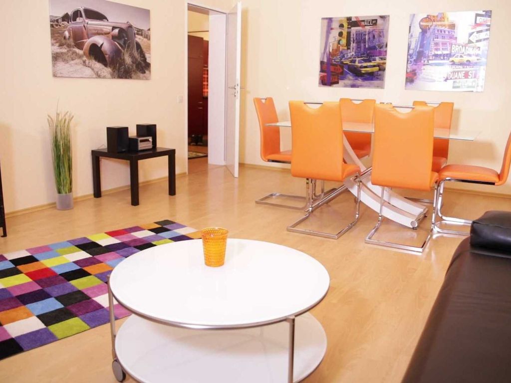 Das moderne Wohn- und Eßzimmer.