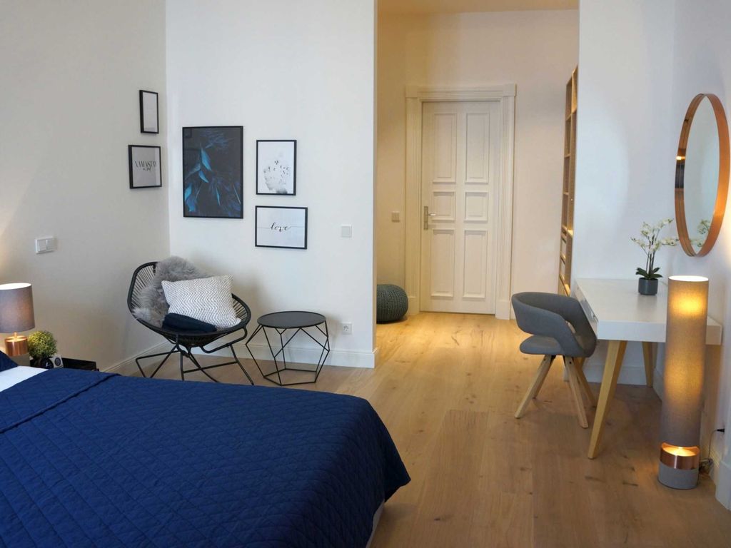 Schlafzimmer mit angerenzendem Badezimmer