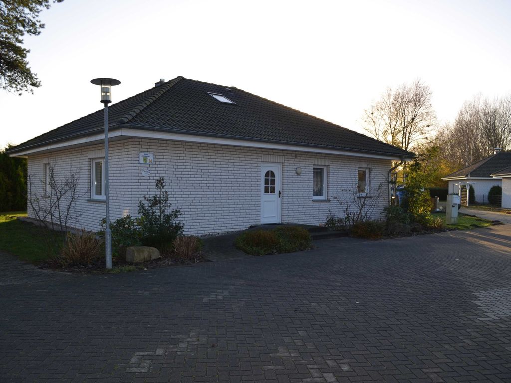 Außenansicht des Ferienhauses Bernstein in Karlshagen auf Usedom mit eigenem Parkplatz und ruhiger Lage.