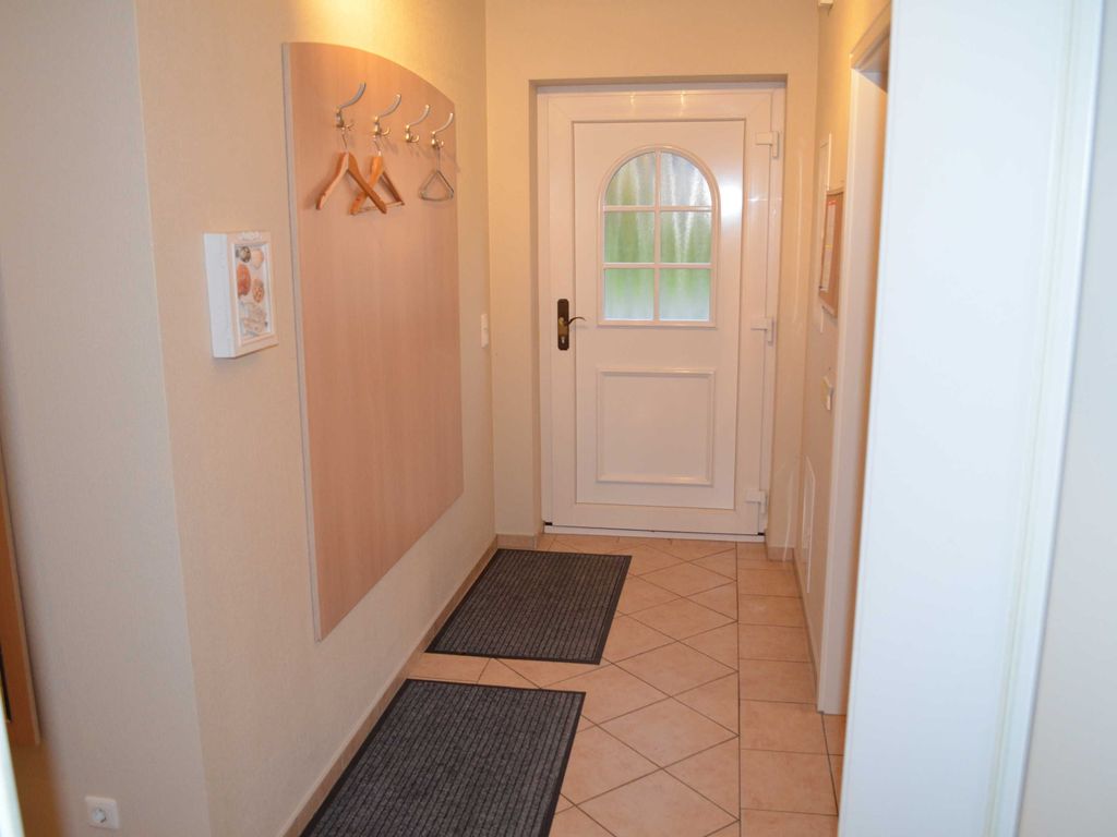 Die Wohnung in Karlshagen auf der Insel Usedom verfügt über einen langen, hellen und großzügigen Flur, der als zentraler Zugang zu allen Räumen dient. Von hier aus gelangen Sie bequem in das Wohnzimmer, die Küche, das WC sowie in die Schlafzimmer. Die freundliche und offene Gestaltung des Flurs schafft bereits beim Betreten der Wohnung eine angenehme und einladende Atmosphäre.