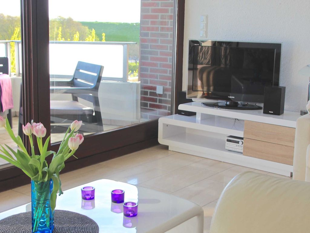 Ein großer Flachbildschirm ist im Wohnzimmer vorzufinden.