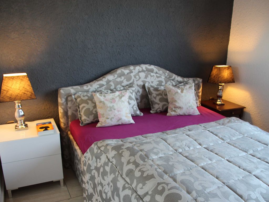 Im gemütlichen Schlafzimmer kann man ruhig schlafen und sich vom Alltagsstress erholen.