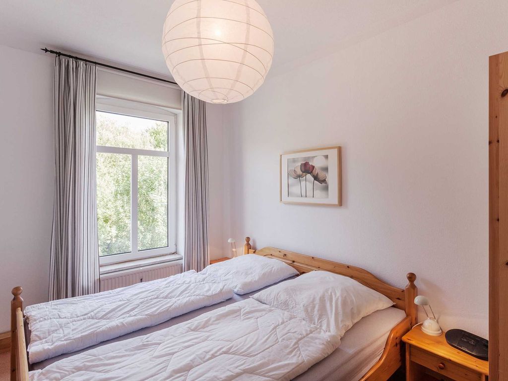 Schlafraum mit Fenster zum Garten