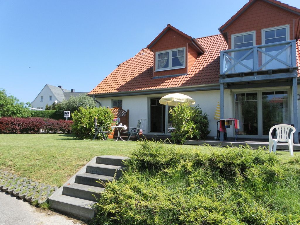 Strandhaus Redewisch Whg. 5 - Blick auf das Haus und die Terrasse