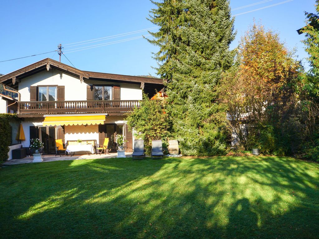 Sonnige Terrasse mit traumhaftem Garten