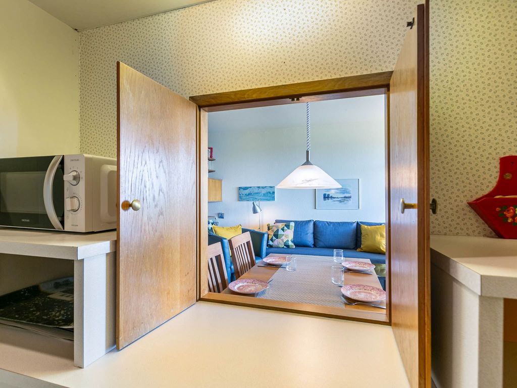 Blick aus der Küche ins Wohnzimmer