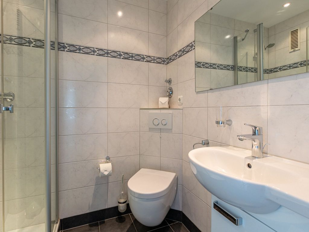 Modernes Badezimmer