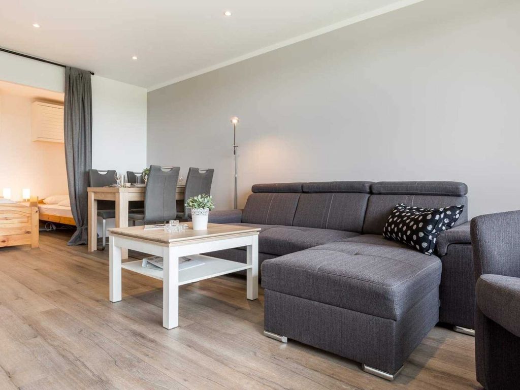 Wohnzimmer - Haus Atlantic, Wohnung 93, 3-Zimmer-Ferienwohnung für bis zu 4 Personen, Alter Badweg 11-15, St. Peter-Bad