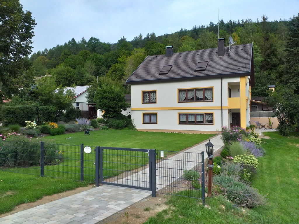 Die Ferienwohnung befindet sich ebenerdig im Erdgeschoss