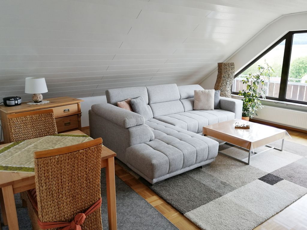 Wohnzimmer mit Tisch und Stühlen