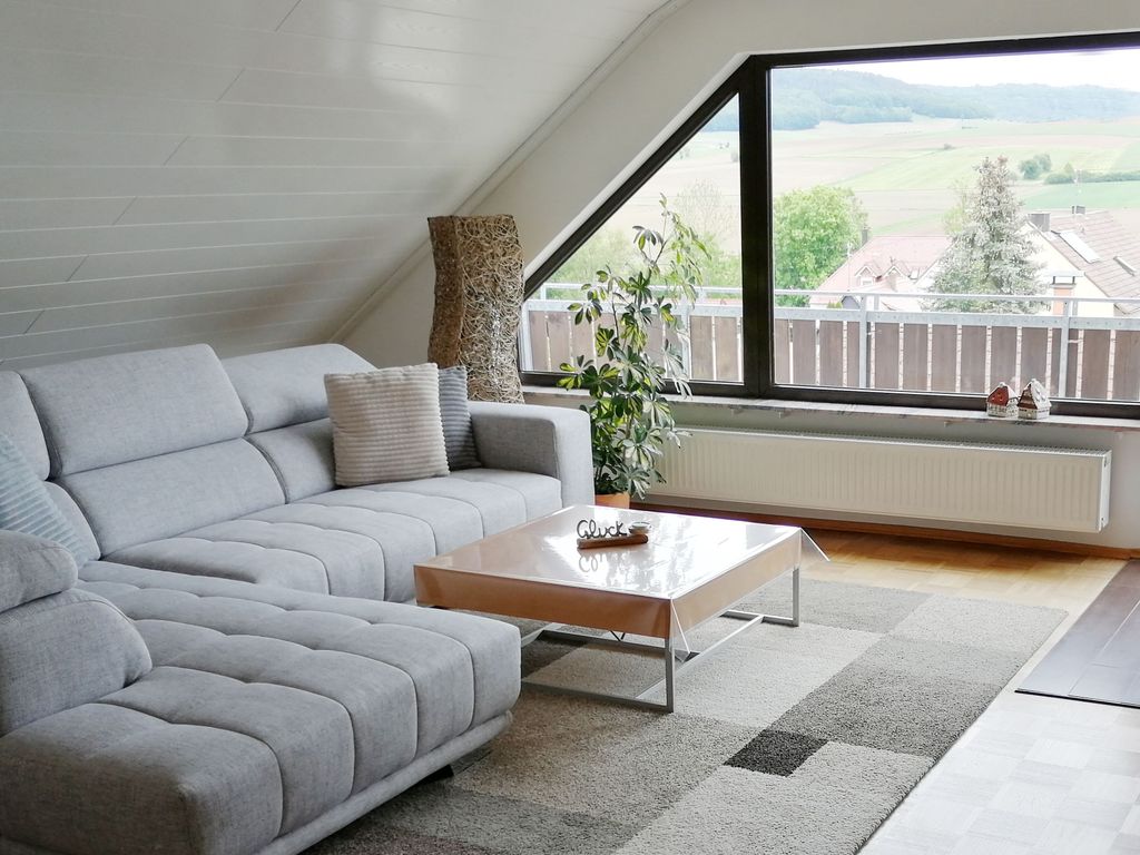 Helles Wohnzimmer mit großem Balkon, herrliche Aussicht auf die Friesener Warte