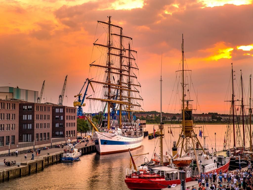 Wismar - Blick auf den wunderschönen Alten Hafen beim Sonnenuntergang