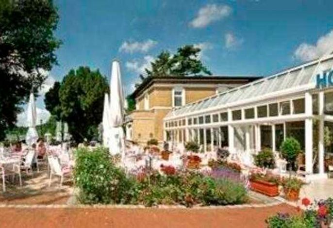 Terrasse mit Seeblick und Wintergarten