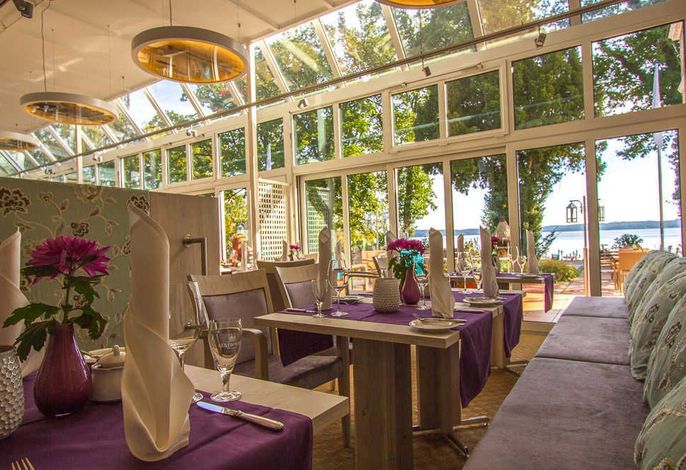 Terrasse mit Seeblick und Wintergarten