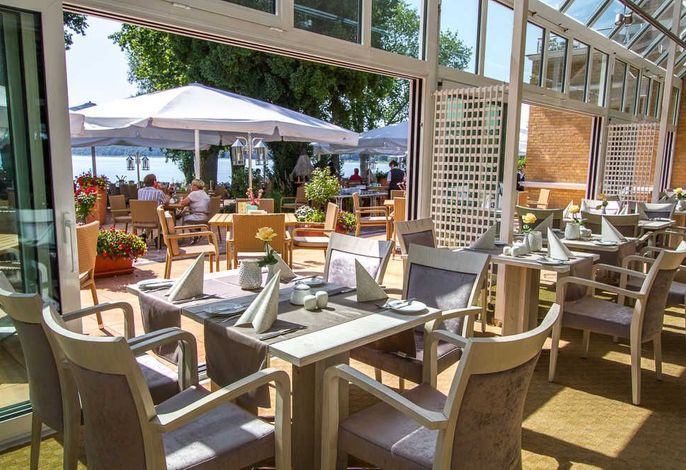 Terrasse mit Seeblick und Wintergarten
