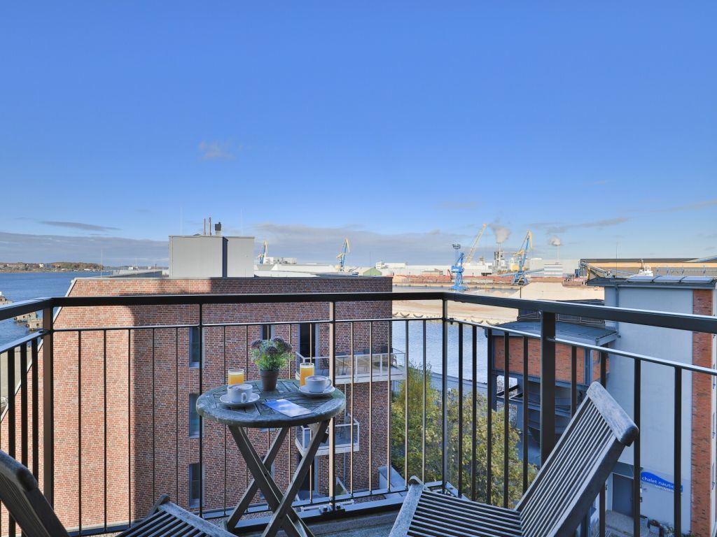 Ohlerich Speicher App. 27 - Blick vom Balkon auf den Industriehafen in der Ferne
