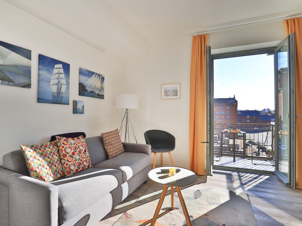Ohlerich Speicher App. 15 - Blick auf den Wohnbereich und auf den Balkon