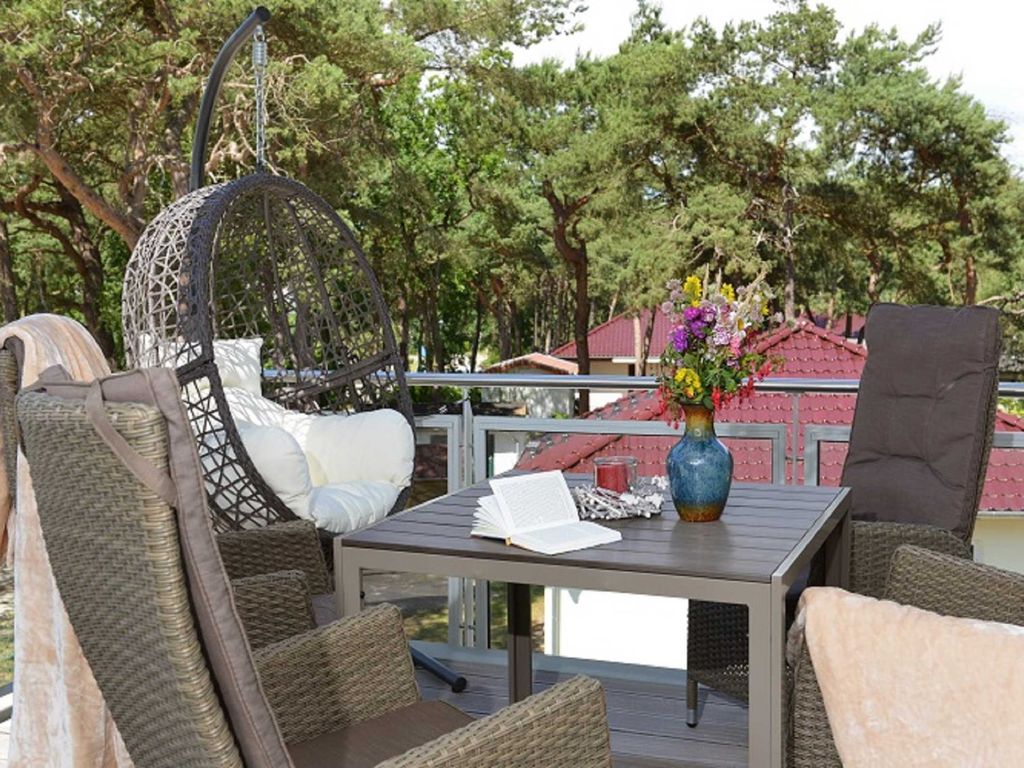 Balkon mit Sitzschaukel und Sitzmöbeln