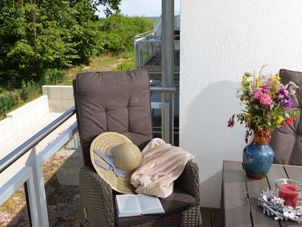 Balkon mit Blick ins Grüne; seitlicher Meerblick