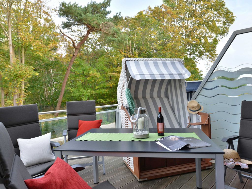 gemütliche Terrasse mit Strandkorb und anderen Sitzmöbeln