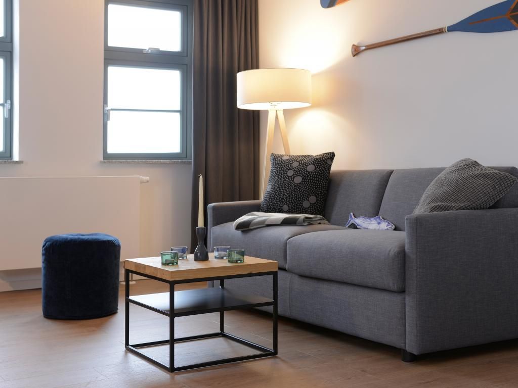 Ohlerich Speicher, App. 32 - Blick auf das gemütliche Sofa im Wohnbereich