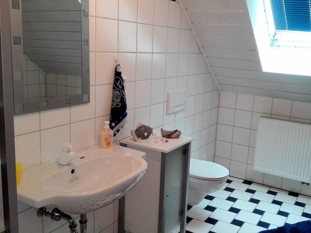 Badezimmer mit Dusche und Badewanne