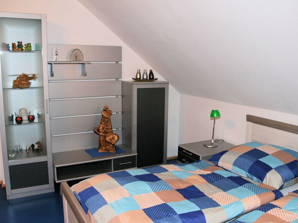Schlafzimmer 1