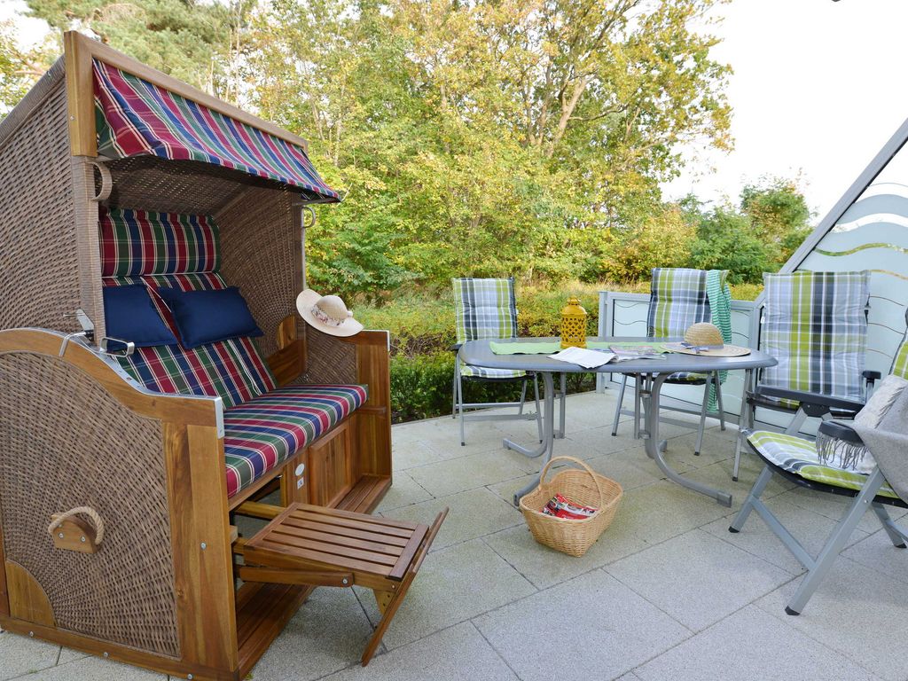 Terrasse mit Relaxmöbeln und Strandkorb