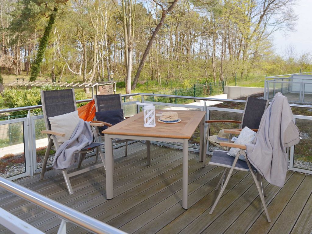 Terrasse mit Gartenmöbeln