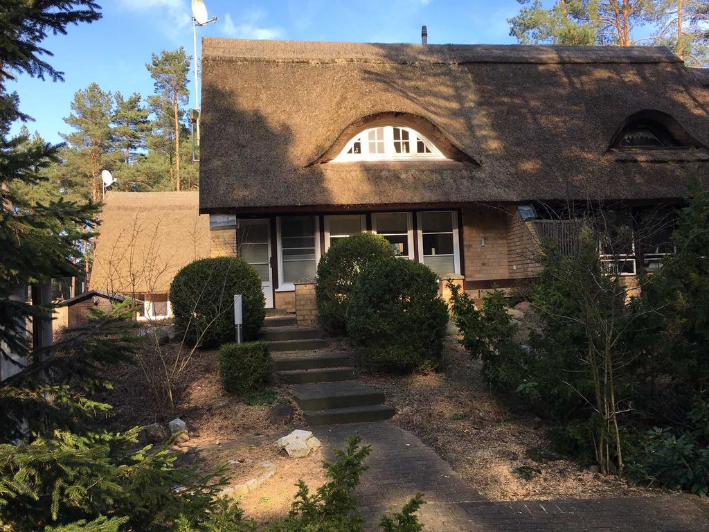 Im Ferienhaus Dünenwald 1 in Karlshagen auf Usedom - Das Eckferienreihenhaus liegt auf einem gepflegten, mit Rasen und Sträuchern bepflanzten Grundstück. Das Grundstück ist nicht vollständig eingezäunt und bietet eine angenehme, naturnahe Atmosphäre für einen erholsamen Urlaub.