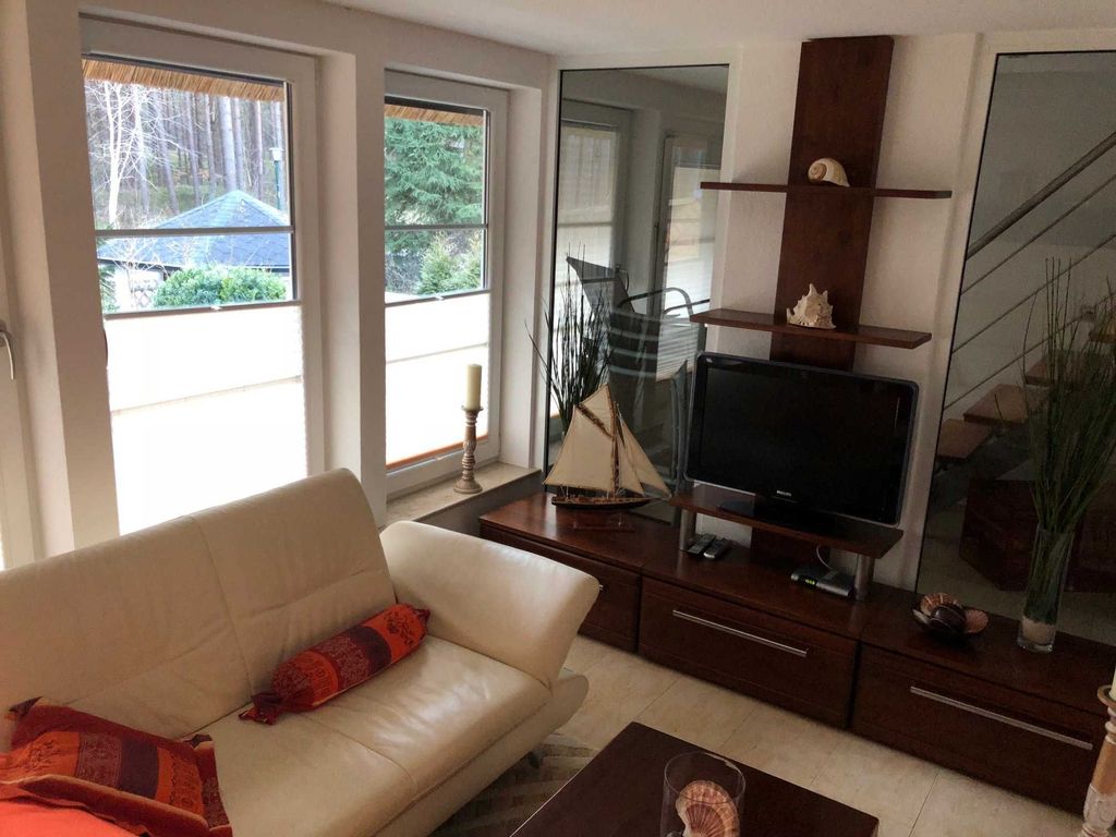 Ferienhaus Dünenwald 1 in Karlshagen auf Usedom - Das großzügige und helle Wohnzimmer lädt mit seiner gemütlichen Atmosphäre zum Entspannen ein. Hier können Sie gemeinsam fernsehen, den Tag bei einem guten Glas Wein und kleinen Knabbereien ausklingen lassen und gemütliche Stunden miteinander verbringen.