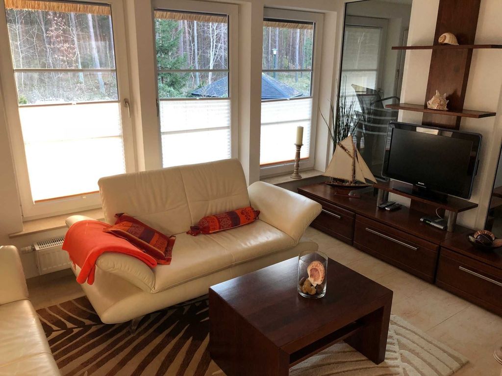 Ferienhaus Dünenwald 1 in Karlshagen auf Usedom - Eine gemütliche Sitzcouch lädt zum Erholen und Entspannen ein. Genießen Sie am Morgen die ersten Sonnenstrahlen und lassen Sie den Tag am Abend bei einem Glas Wein und einem guten Gespräch gemütlich ausklingen.

Das Ferienhaus Dünenwald 1 ist liebevoll und gemütlich eingerichtet und bietet Ihnen alles, was Sie für einen erholsamen Urlaub benötigen.