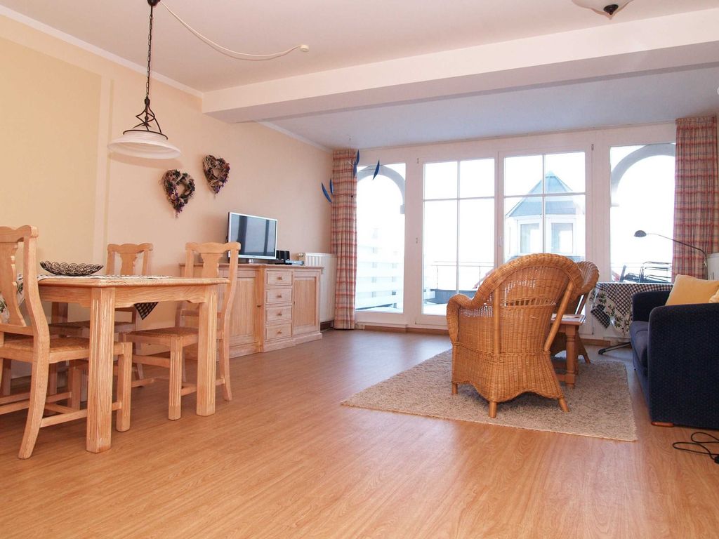 Das Wohnzimmer mit Sitzecke, Essecke und Meerblick