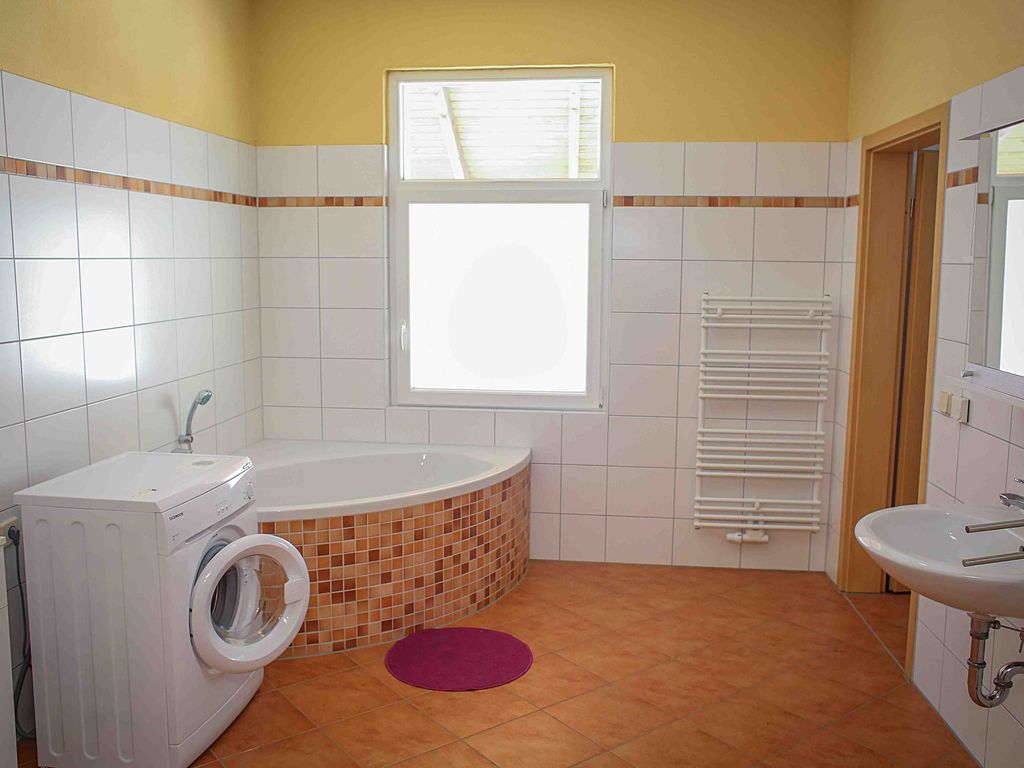 Bad mit Eckwanne, Dusche und Badewanne im Erdgeschoss