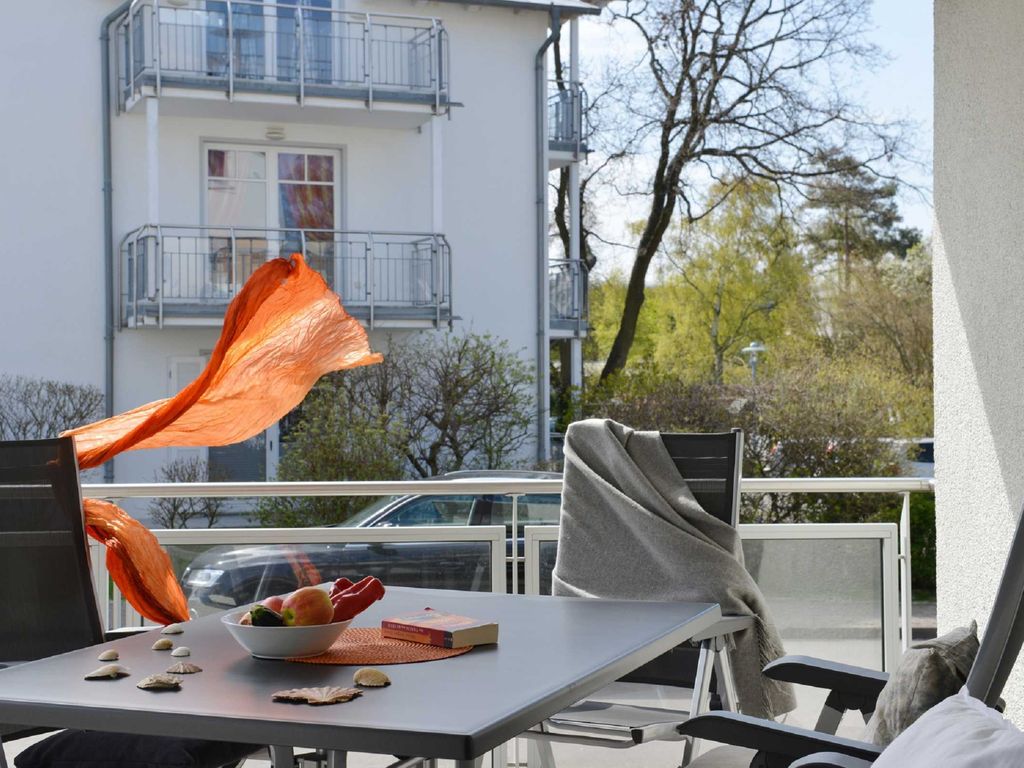großer Balkon mit Gartenmöbeln