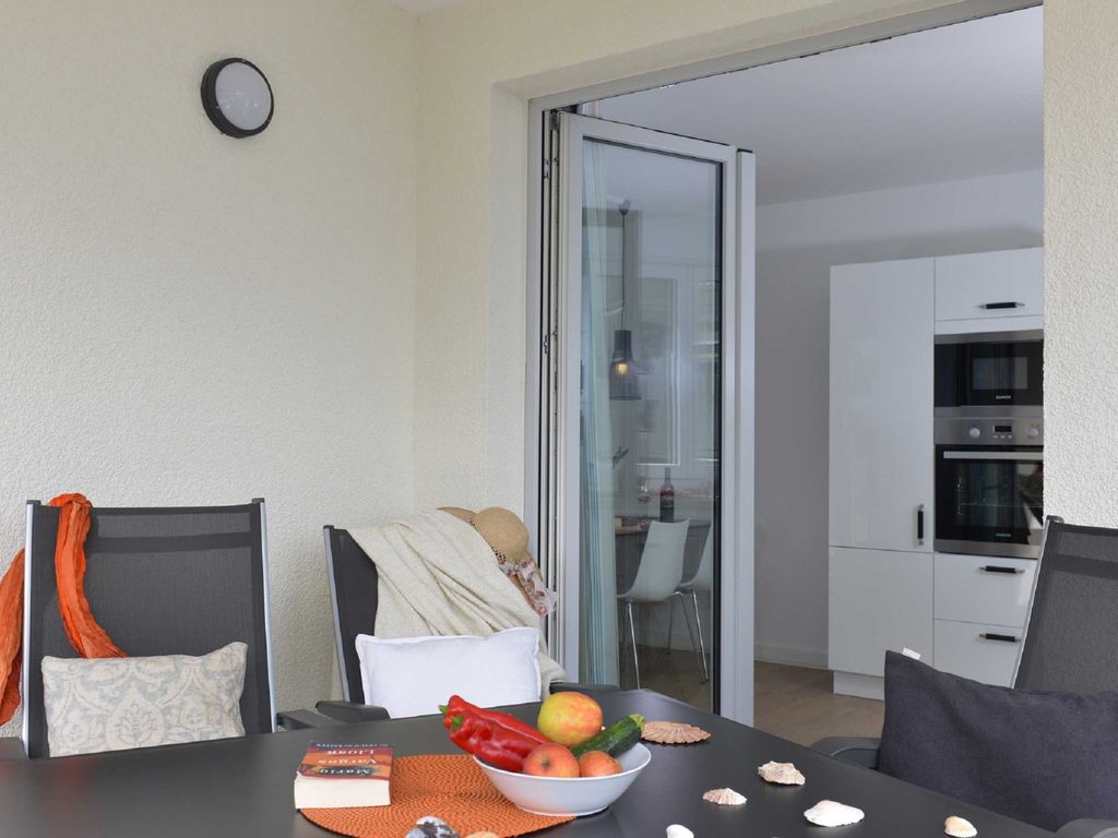 Balkon und angrenzende Küche