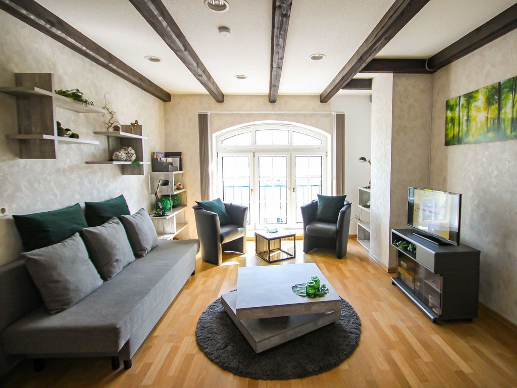Wohnraum mit Schlafcouch und TV