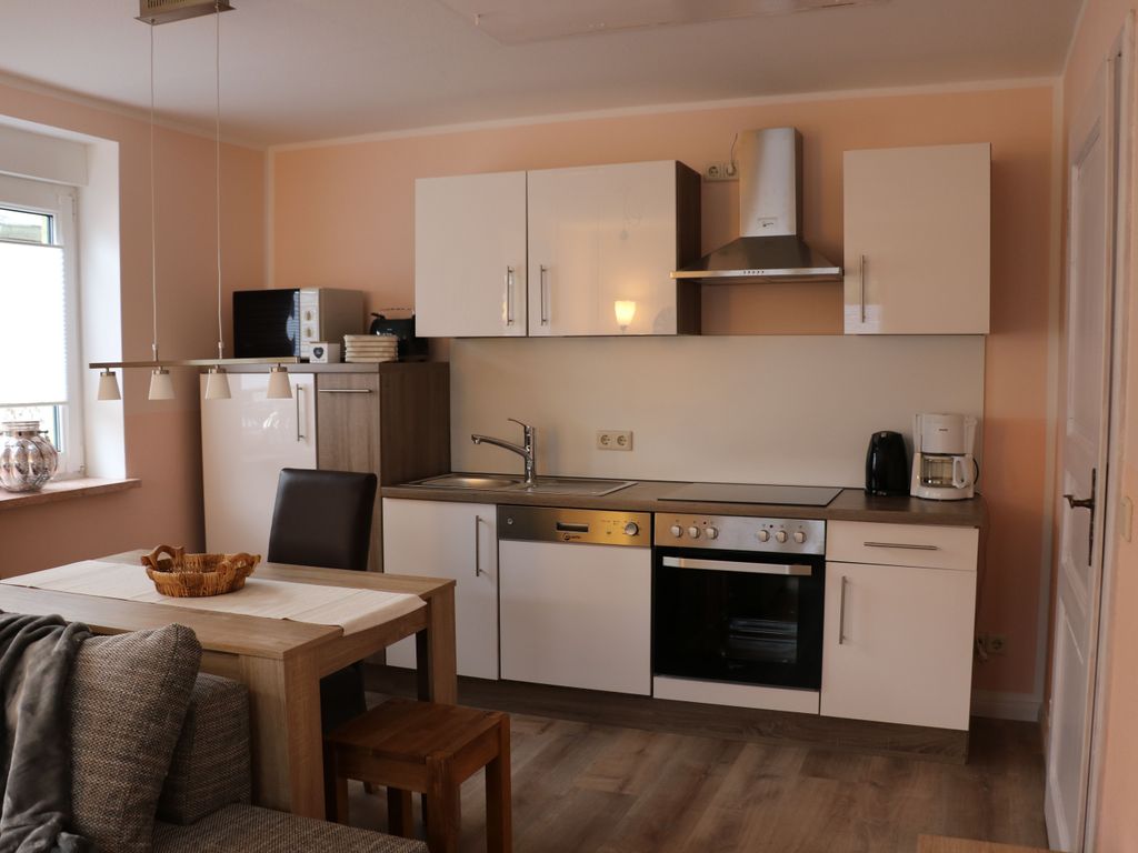 Offene Küche mit Essplatz, Tür zum Schlafzimmer