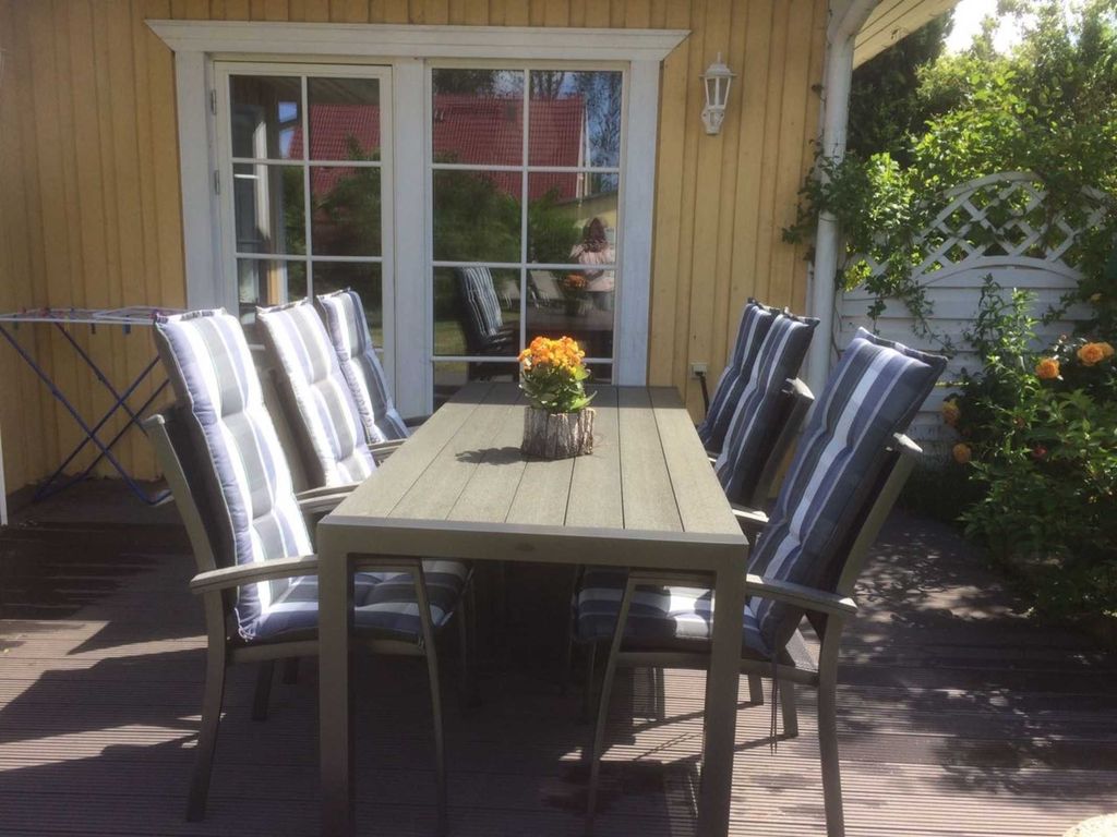 Schwedenhaus Terrasse - viel Platz und ruhige Lage im Garten