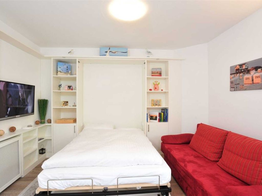 Wohnzimmer mit Schrankbett